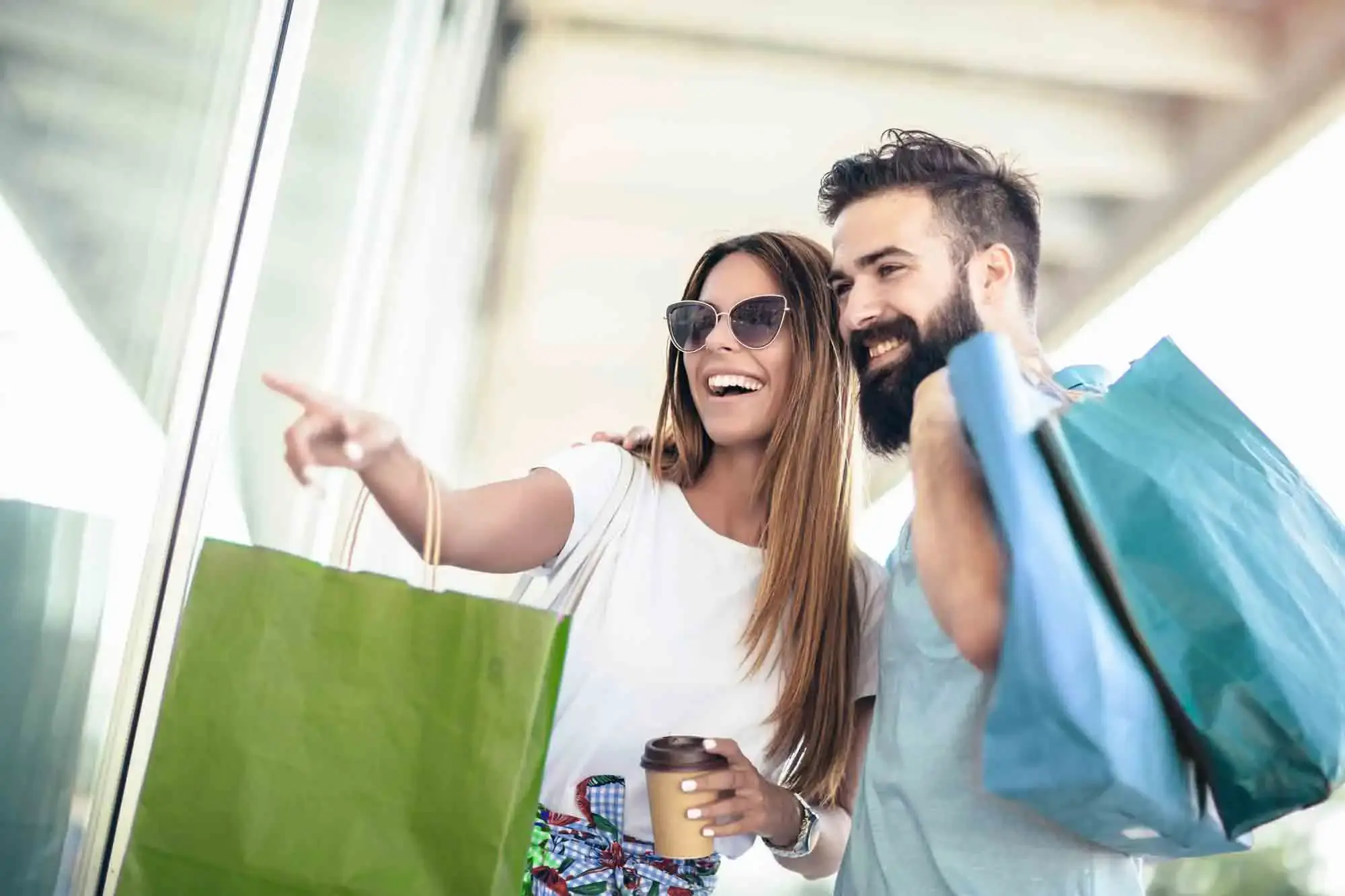 Kund:innen beim Shopping